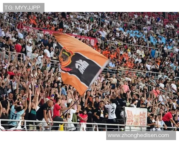 足球明星与球迷温馨瞬间捕捉球场外的感人时刻与欢笑分享