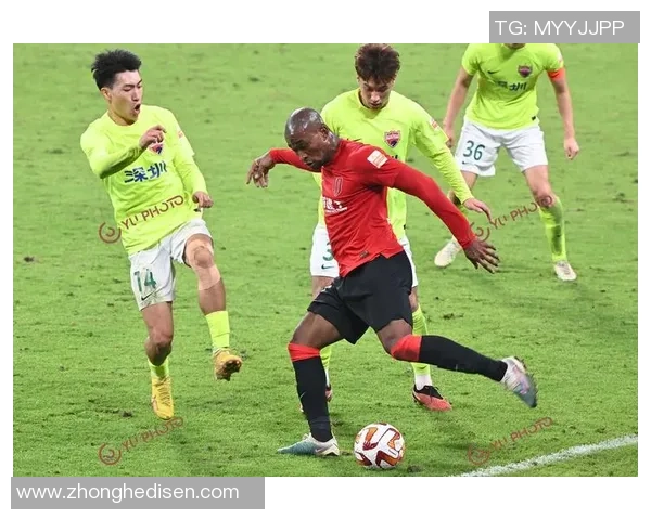 足球明星遭球迷挑衅反击引发热议赛场内外情绪高涨 足球明星遭球迷挑衅反击引发热议赛场内外情绪高涨